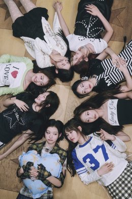 Hearts2Hearts (ฮาร์ตส์ทูฮาร์ตส์) กลับมาดึงดูดความสนใจของทุกคนด้วยมินิอัลบั้มแรก "FOCUS" พร้อมเพลงสุดติดหูที่ชวนให้โฟกัสกับเสน่ห์ใหม่ของทั้ง 8 สมาชิก